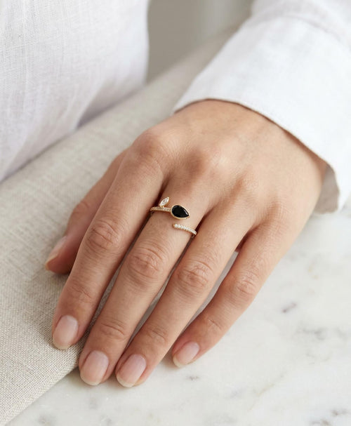 Anillo tulipán esmaltado negro zircon , rose xuping jewelry 

Regulable: 6 y 8