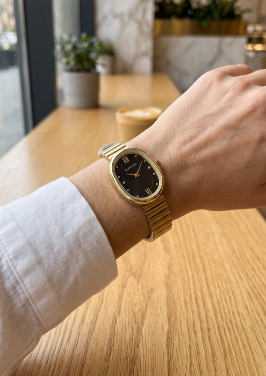 Reloj modelo Dunky dorado con fondos variados