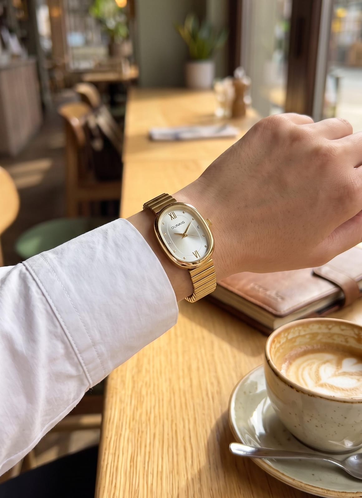 Reloj modelo Dunky dorado con fondos variados