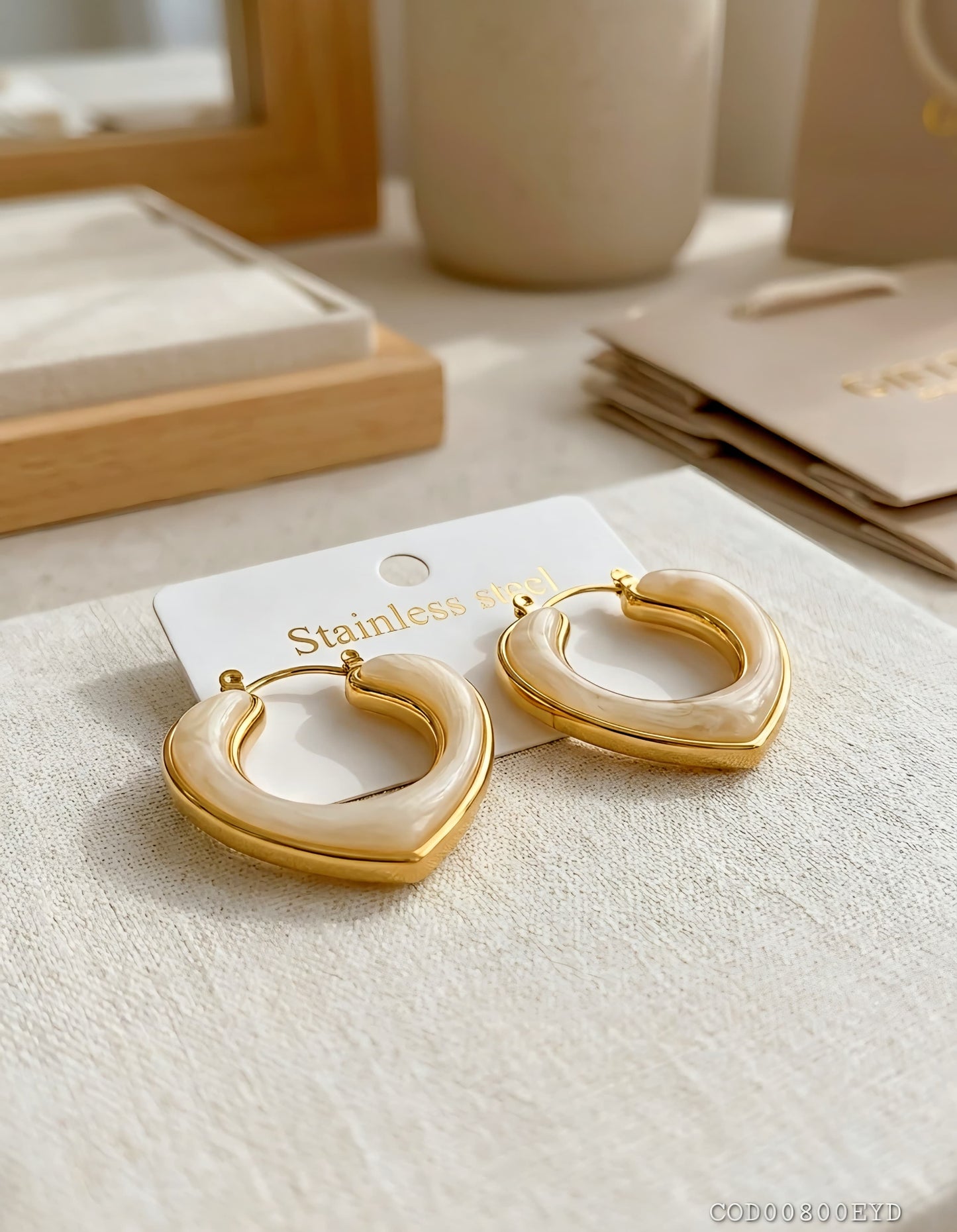 Arete corazón acrílico acero inoxidable con enchape en oro de 18k acero inoxidable