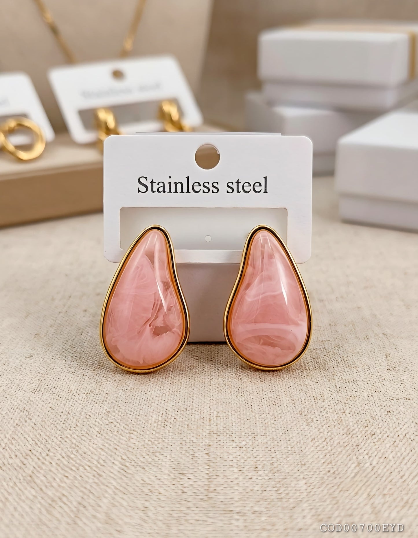 Arete modelo gota acrílico acero inoxidable enchapado en oro de 18k