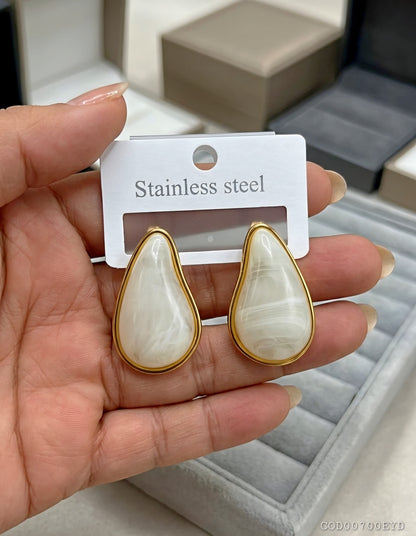 Arete modelo gota acrílico acero inoxidable enchapado en oro de 18k