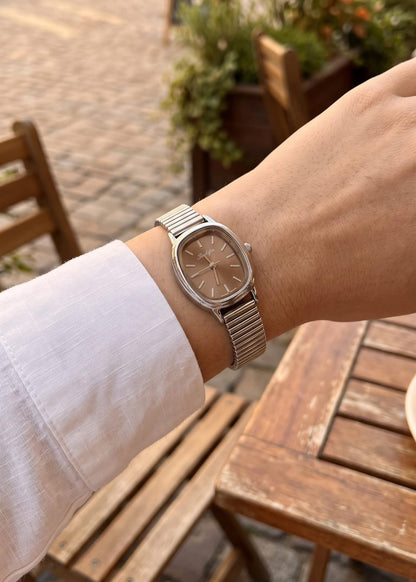 Reloj modelo Dunky dorado con fondos variados