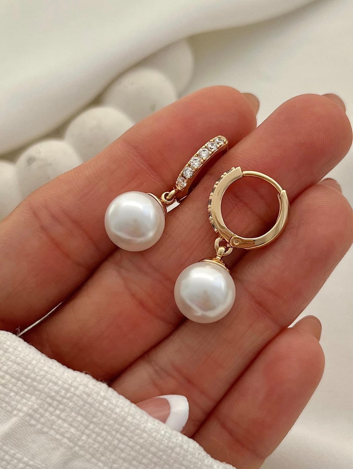 Arete perla colgante con zircón