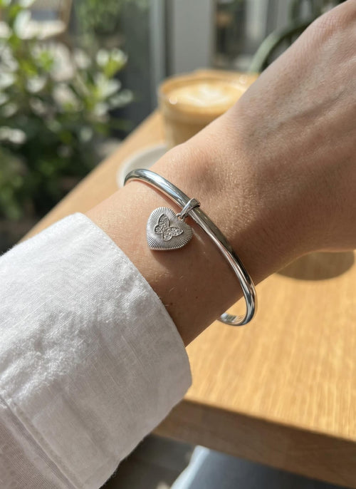 pulsera plateada dije corazon relieve corazon